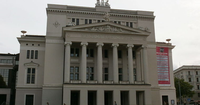 SAMOTNY WOBEC ŚWIATA