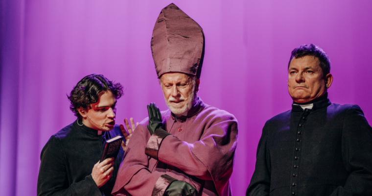 A CHRZEŚCIJANIN TAŃCZY, TAŃCZY, TAŃCZY, czyli „Czerwone nosy” – Teatr Nowy w Poznaniu