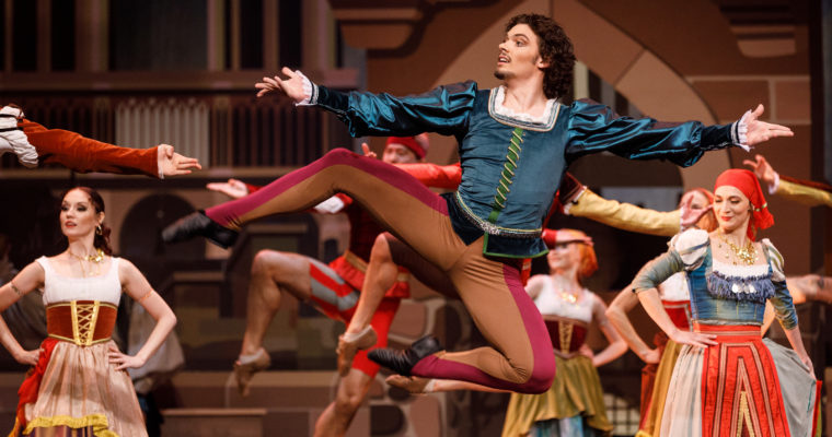 KOLOROWY KOROWÓD TAŃCA, czyli „Esmeralda” – Hrvatsko Narodno Kazaliste w Splicie