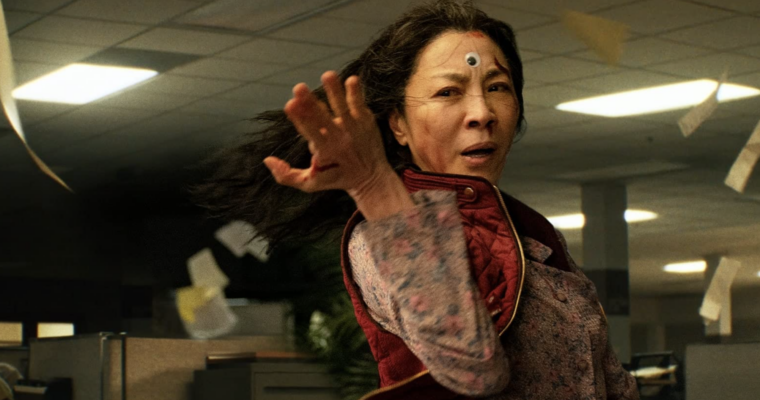 FALA CHAOSU – I TO MA BYĆ WIELKI ZWYCIĘZCA OSKARÓW? – RECENZJA FILMU „WSZYSTKO WSZĘDZIE NARAZ”